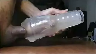 مدلكة ساخنة تستخدم فرجها لإنهاء المهمة