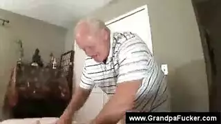 أصغر فتاة في المجموعة الجنسية تأخذ عدة قذفات