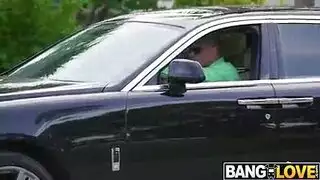 يحملها على زبه وياخذها للغرفة