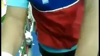 مراهقة آسيوية صغيرة الحجم تمارس الجنس مع ثلاثة رجال في فيلم جنسي جماعي صريح