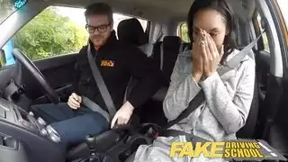 إمساك قضيبه بشدة وطرق فتحته