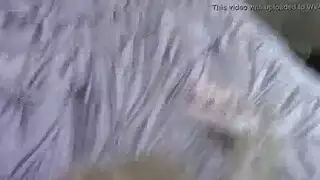 امرأة بيضاء ناضجة تتعرض لضربات عنيفة من شاب شاب قوي