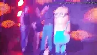 امرأة أكبر سنًا عارية وتتم اختراقها