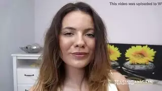 سمراء ممتلئة الجسم ألينا روسي تلعب بثدييها الكبيرين وهي وحيدة في المنزل