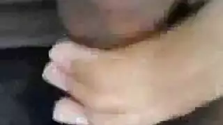 قضيب صلب هائل شاب يمارس العادة السرية حتى يندفق المني بقوة