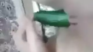 فرج محلوق يُحشى بالخيار – مشهد خضار إباحي