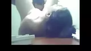 جنس إكس إكس إكس على المكتب: سمراء تتعرض لضربات قوية أثناء العمل