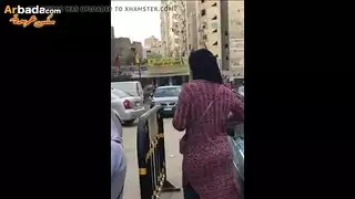 فتاة محجبة حارة تتباهى بعجيزتها المستديرة المثالية