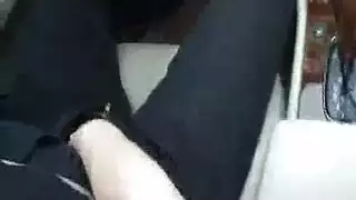 جيسيكا تحصل على تمديد لحفرة ضيقة بواسطة قضيب زجاجي لشاب مقرن على الأريكة