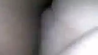 العاهرة الشبقية تخلع ملابسها وتستمني حتى النشوة المكثفة