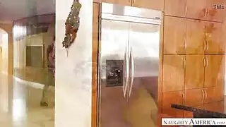 شابان يملآن شق أمي المشاغبة المحلوق وهي ترتدي ملابسها المثيرة الصغيرة