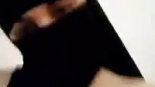 فتاة مسلمة مثيرة تُنك بقوة وتُداعب ثدييها