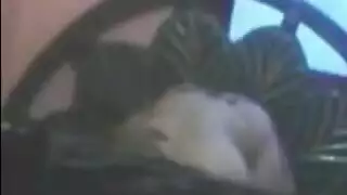 شرموطة محلية تأخذ زب خشن وتئن بلا سيطرة