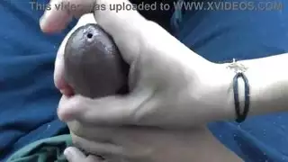 جنس عنيف بين الأعراق: فتاة عربية تمص وتمارس الجنس مع قضيب أسود كبير في مركبة