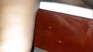 ربة منزل سرية تُضرب في المؤخرة وتتفجر سائلاً