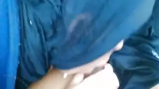 سكس سري في السيارة: مصرية محجبة تبلع الزب في حلقها