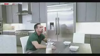 ابنة الزوجة الشقراء تتعرض لجماع عنيف من الأقارب