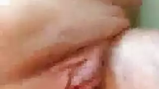 مشهد استمناء مكثف: فتاة ذات شعر أخضر تركب قضيباً اصطناعياً