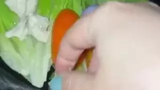 بداية فتاة مراهقة مبللة: إباحية هواة مع جانب من لعب الطعام