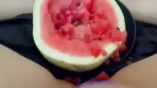 مشهد نيك مراهقة هاوية: مراهقة ضيقة تبلغ النشوة مرتين