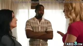 زوج ذو قضيب كبير يهيمن على زوجته وصديقتها المثلية في السرير