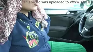 زوجة أبيه التركية المثيرة تطلب دشًا ذهبيًا ساخنًا من كسها المشعر