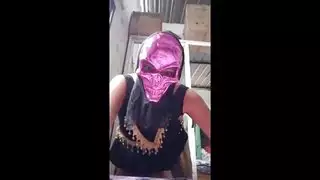 عاهرة ربة المنزل تخلع ملابسها لرقصة مقنعة ساخنة وجنس صريح