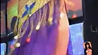 أداء رقص شرقي إباحي مع مراهقة سودانية عارية تلعب بكسيها