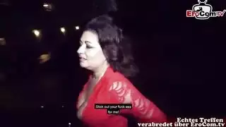 ربة منزل عربية ممتلئة تُقنع بمص وملء مهبلها بالسائل المنوي