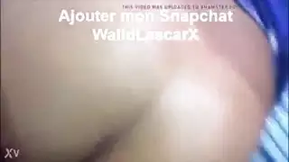 خلف الأبواب المغلقة: عاهرة محجبة تأخذ قضيبًا في غرفة التسمير