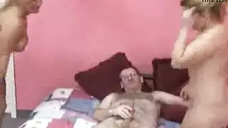 مراهق بريء يُدفع له لخدمة قضيب أبيض قاسٍ لرجل