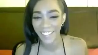 العاهرة السوداء العاهرة مع الثدي الكبيرة الثابتة لها علاقة جنسية بين الأعراق مع رجل أبيض