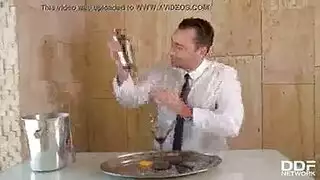 سكس أمام حمام السباحه من الزنجي ابو زب كبير