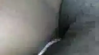 فتاة سمراء حمراء الشعر تأخذ قضيبين: تمص واحدًا وتستمني بشدة