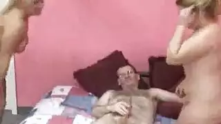 ممثلة إباحية شقراء تخدع، ثم تستجوب رجلًا عن قذفه