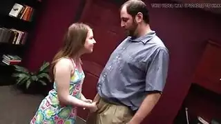 ترقد على ضهرها وتفتح رجليه كي ينيكها