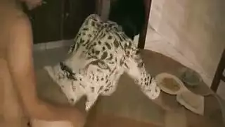  ناضجة تأخذ من الأمام والخلف بينما حبيبها يلعقها