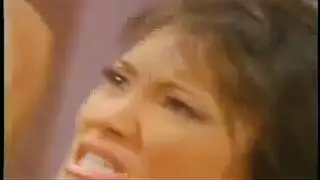 المرأة الآسيوية هي ليزي معروف جيدا، لأنها تحب الدراسة، والقيام بأشياء رائعة والغش على زوجها