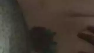 عاهرة آسيوية محلوقة تستمتع بجلسة قاسية مع غريب