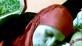 محجبة تركية ترتدي الأحمر تمص وتختنق بمهارة في فيلم إباحي