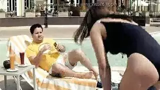 نجمة بورن عربية تظهر جسدها المثالي بالبيكيني بجانب المسبح