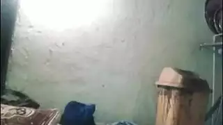 هذا القضيب يجعلها تصرخ مع كل دفقة عميقة